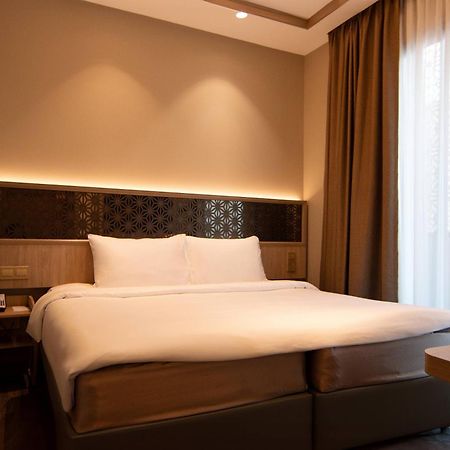 Aqueen Prestige Hotel Jalan Besar Singapore Exterior photo