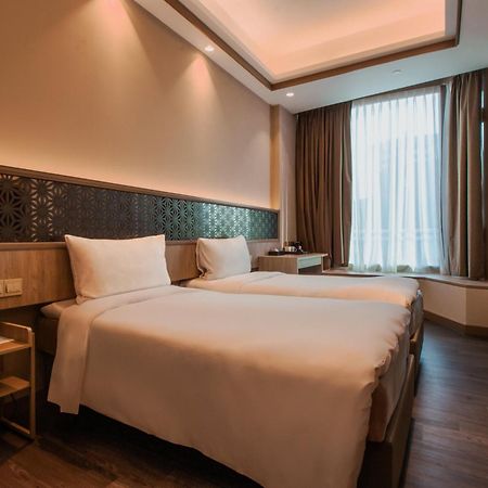 Aqueen Prestige Hotel Jalan Besar Singapore Exterior photo