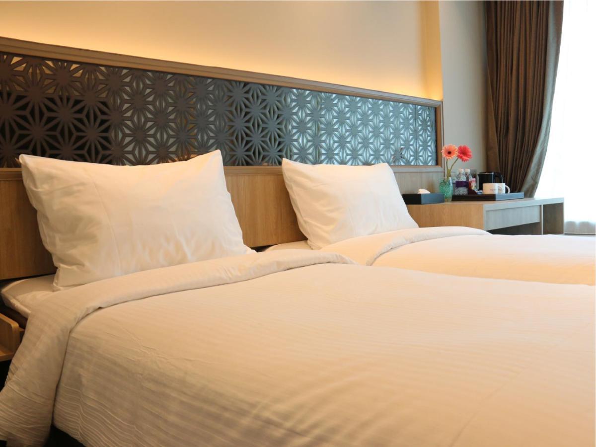 Aqueen Prestige Hotel Jalan Besar Singapore Exterior photo