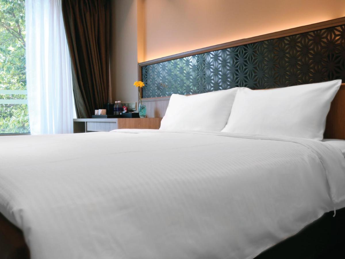 Aqueen Prestige Hotel Jalan Besar Singapore Exterior photo