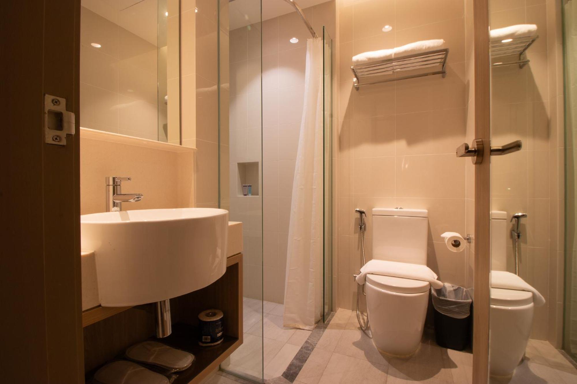 Aqueen Prestige Hotel Jalan Besar Singapore Exterior photo