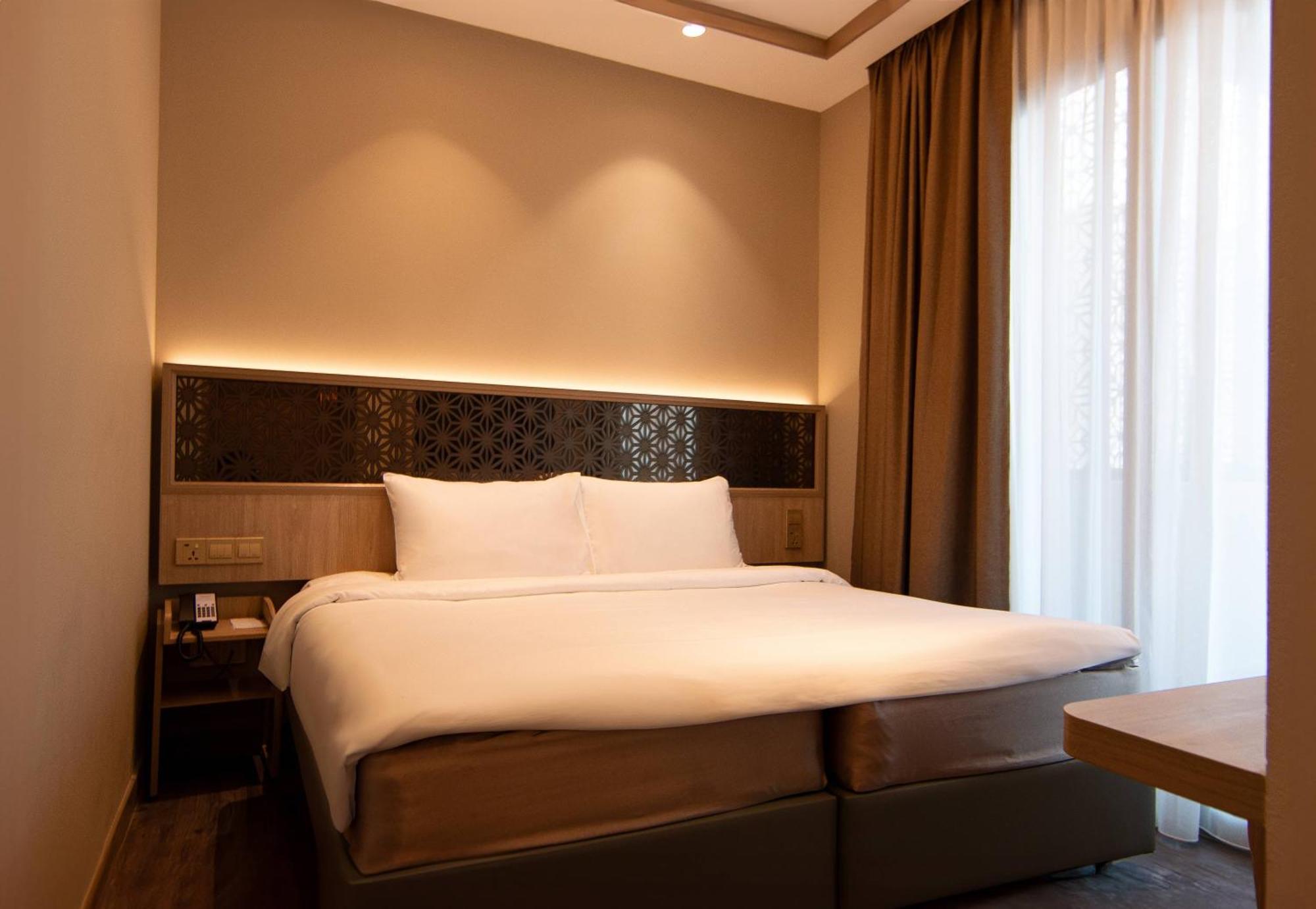 Aqueen Prestige Hotel Jalan Besar Singapore Exterior photo