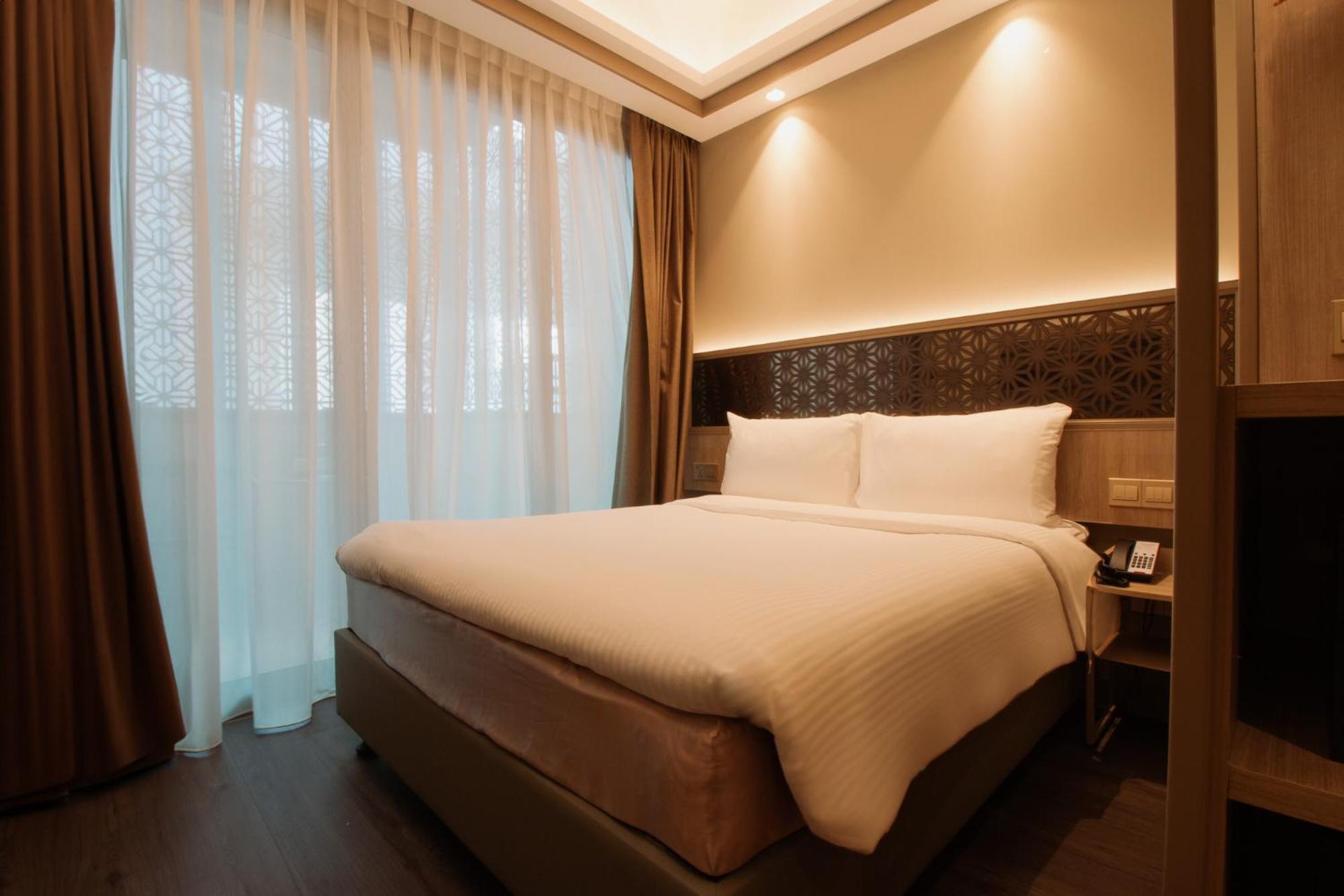 Aqueen Prestige Hotel Jalan Besar Singapore Exterior photo