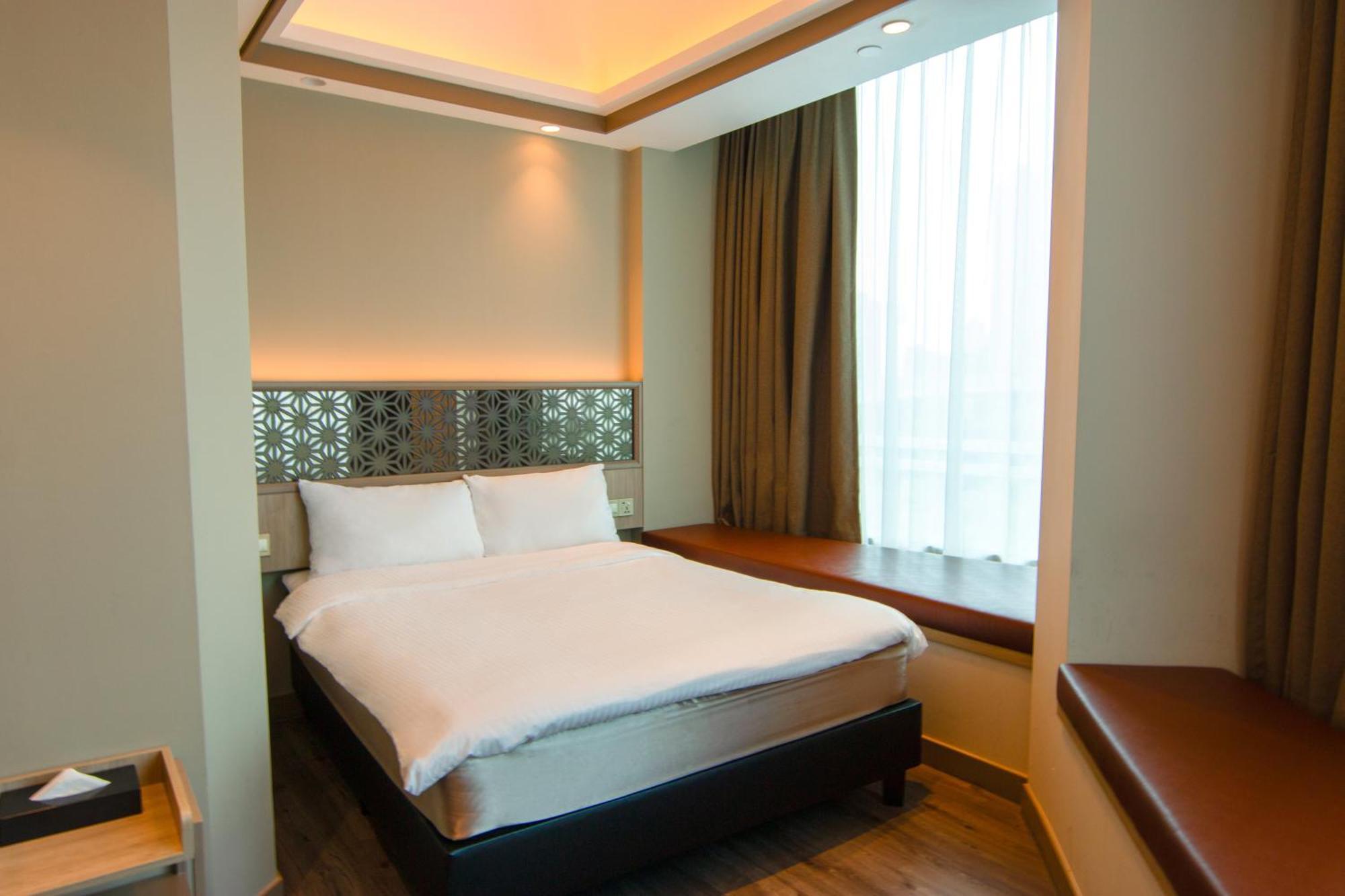 Aqueen Prestige Hotel Jalan Besar Singapore Exterior photo