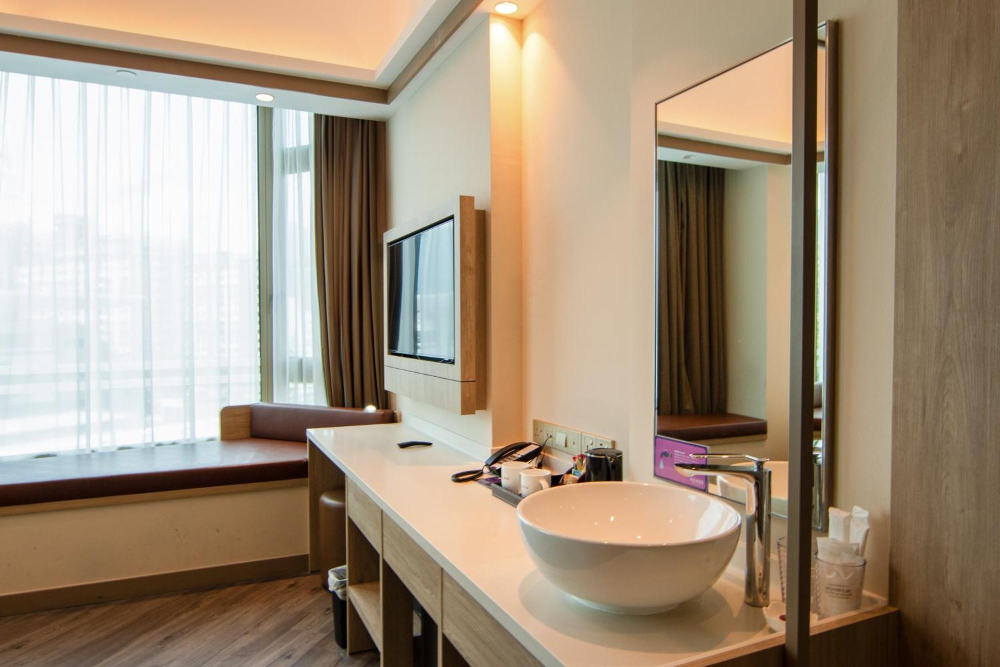 Aqueen Prestige Hotel Jalan Besar Singapore Exterior photo