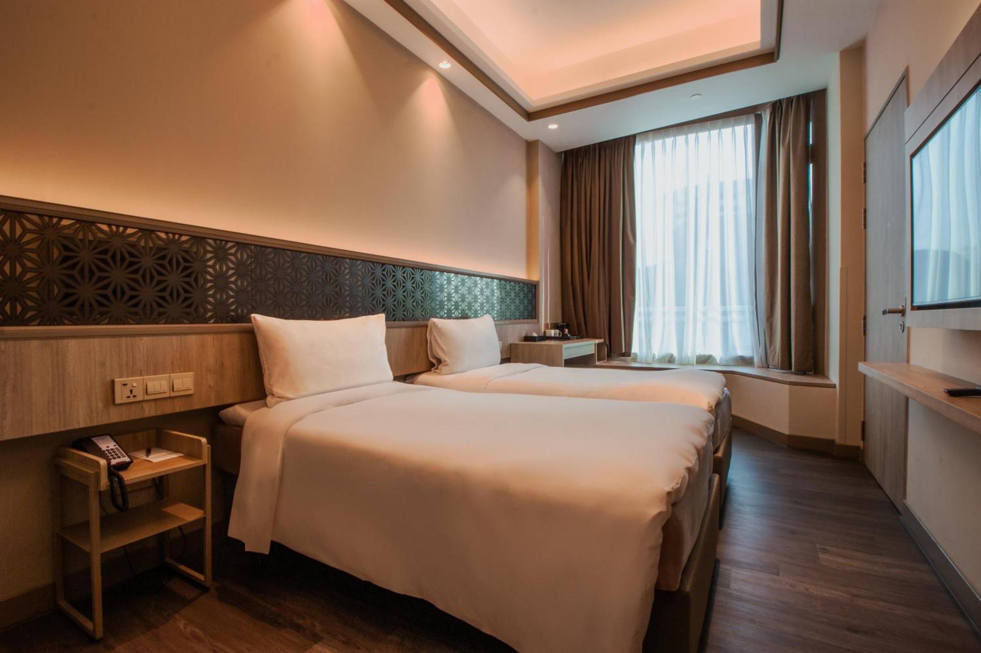 Aqueen Prestige Hotel Jalan Besar Singapore Exterior photo