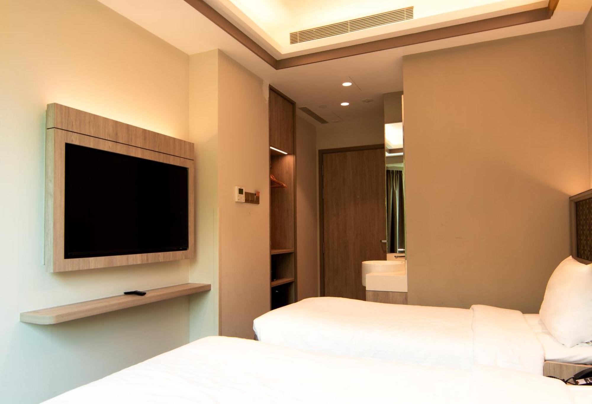 Aqueen Prestige Hotel Jalan Besar Singapore Exterior photo